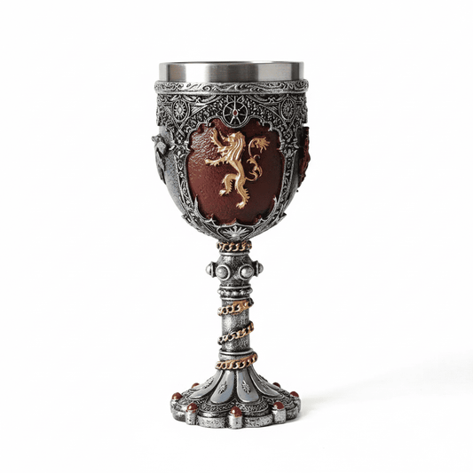 Taça ornamentada em estilo medieval com emblema de leão dourado, detalhes em prata e toques de vermelho.