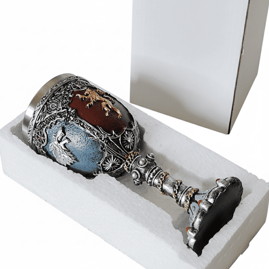 Taça decorativa em prata e bronze com motivos de leão e águia, acondicionada em embalagem protetora de espuma.